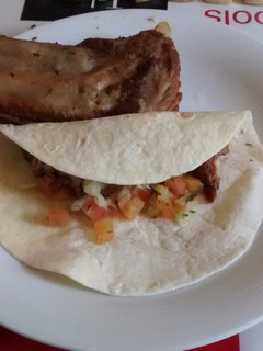 Una foto de Tacos de carnitas con salsa pico de gallo