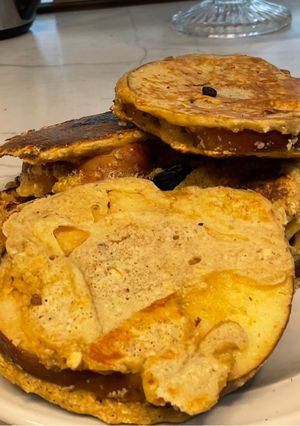 Una foto de Pancakes de avena con manzana en rodajas