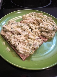 Una foto de Mezcla de pollo desmenuzado, mayonesa y ‘aguacate’ para bocadillos y tostadas