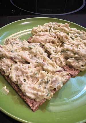 Una foto de Mezcla de pollo desmenuzado, mayonesa y ‘aguacate’ para bocadillos y tostadas