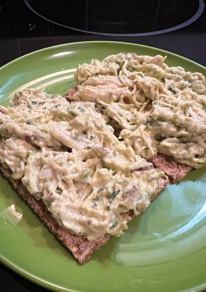 Una foto de Mezcla de pollo desmenuzado, mayonesa y ‘aguacate’ para bocadillos y tostadas