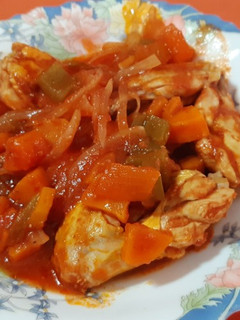 Una foto de Alitas de pollo con tomate, todo en crudo