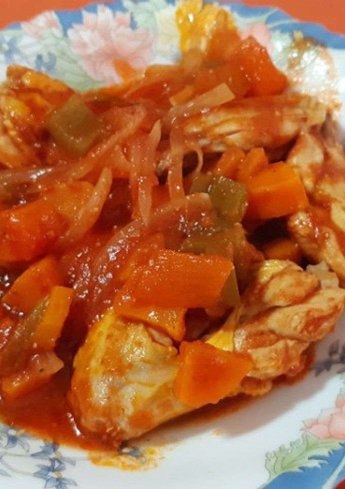 Una foto de Alitas de pollo con tomate, todo en crudo