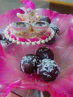 ચોકલેટ લાડુ (Chocolate Ladoo Recipe In Gujarati) રેસીપી મુખ્ય ફોટો