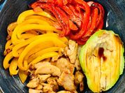 Une photo de avocat poulet
