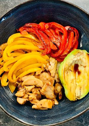 Une photo de Bowl riz, avocat, poulet et poivrons caramélisés à la sauce soja