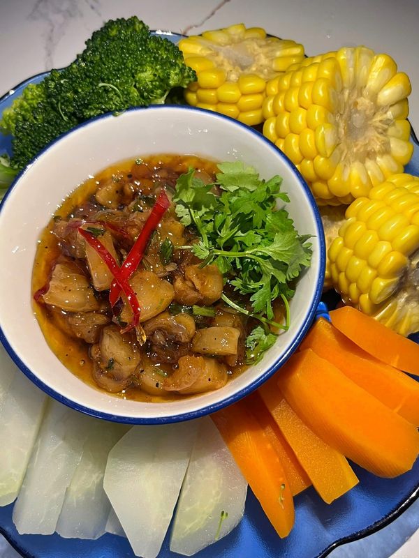 Rau củ luộc chấm Tóp mỡ kho quẹt