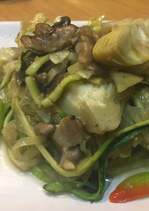 Una foto de *Fideos de Zapallos Italianos Champiñones y Fondos de Alcachofas /Método Grez*