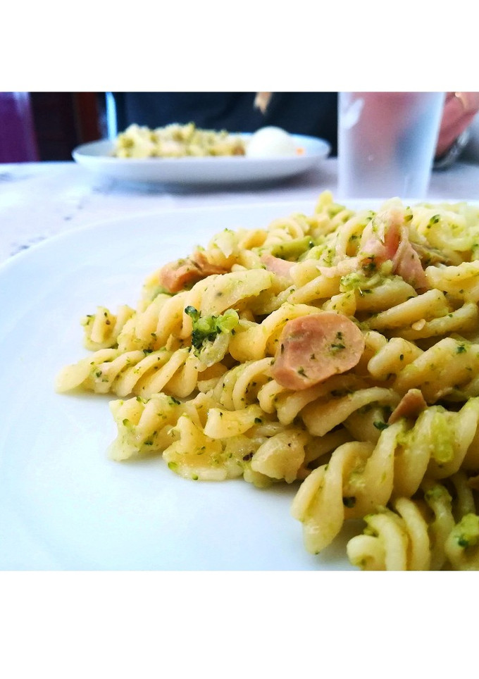 Una foto de Macarrones con champiñones y brócoli