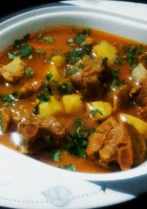 A picture of Aloo gosht.