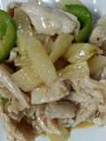 Filet de pechuga de pollo salteado con piña y pimentón