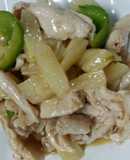 Filet de pechuga de pollo salteado con piña y pimentón