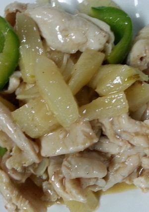 Una foto de Filet de pechuga de pollo salteado con piña y pimentón