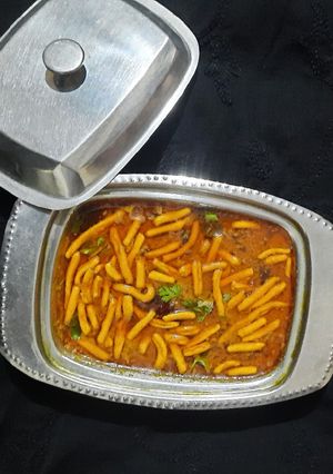 A picture of Kathiyawadi sev tamatar ki sabji.