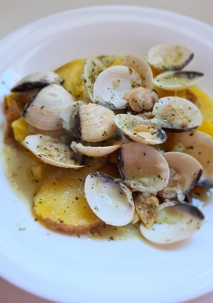 Una foto de Almejas a la marinera con patata cocida
