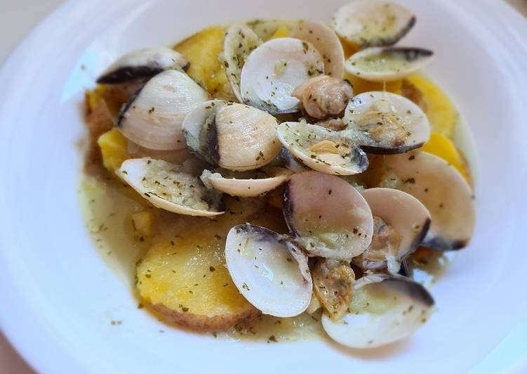Almejas a la marinera con patata cocina