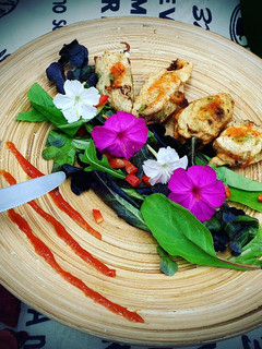 Una foto de Flores de calabaza fritas y rellenas de quesos