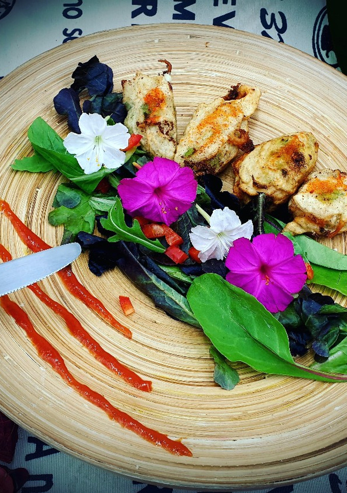 Una foto de Flores de calabaza fritas y rellenas de quesos