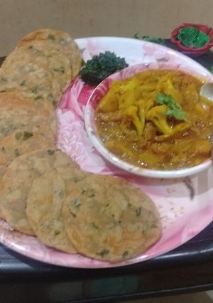 A picture of मेथी पूरी आलू गोभी की सब्जी.