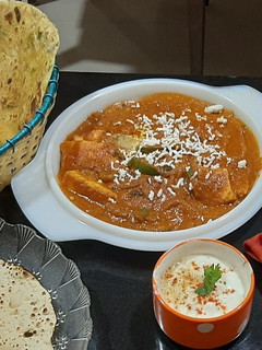 પનીર બટર મસાલા વિથ ગાર્લીક નાન, મિસ્સી રોટી, બટર પરાઠા) રેસીપી મુખ્ય ફોટો