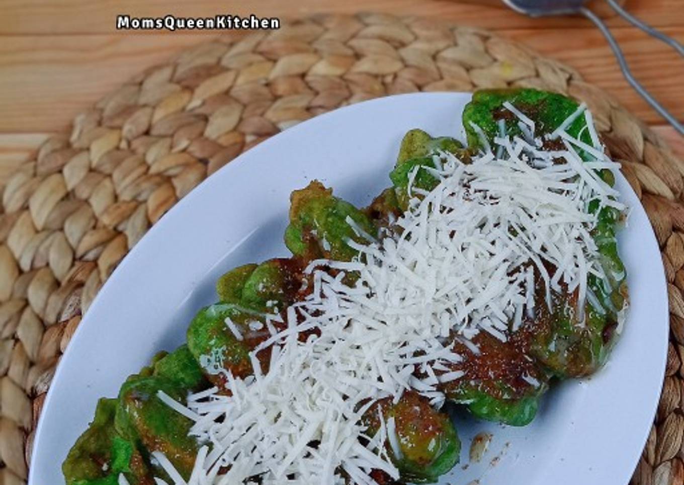 Pisang goreng pandan topping susu keju