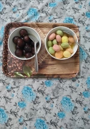 A picture of Rasgulla and gulab jamun.
