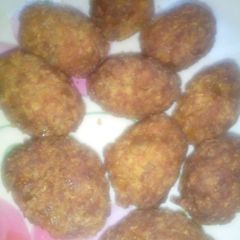 A picture of Besan ke aloo cutlet.
