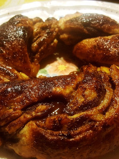 Una foto de Rosca de hojaldre rellena de crema de chocolate y melocotón