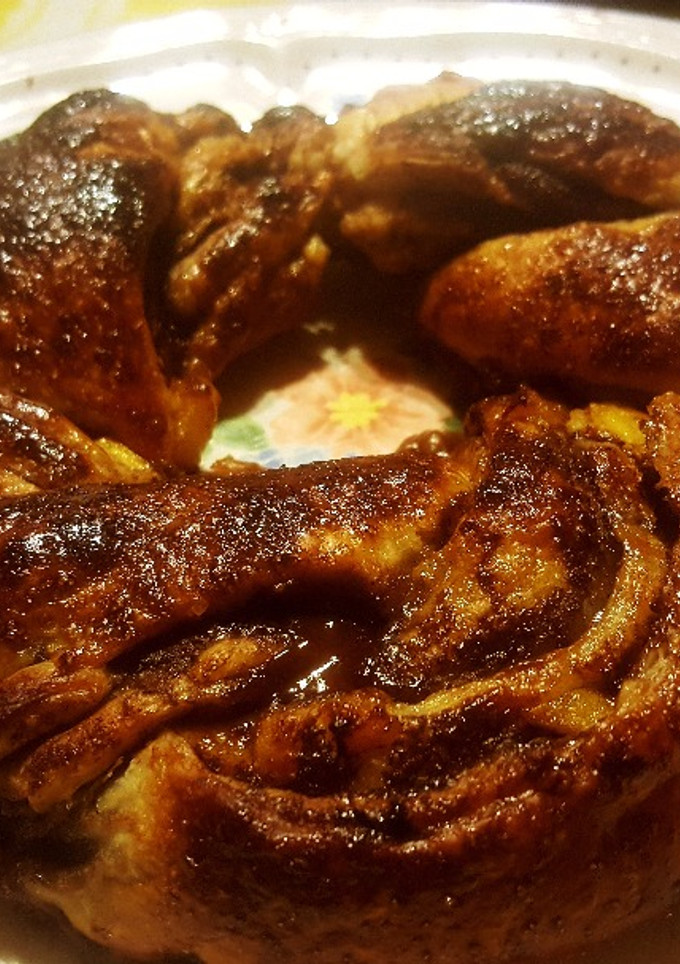 Una foto de Rosca de hojaldre rellena de crema de chocolate y melocotón