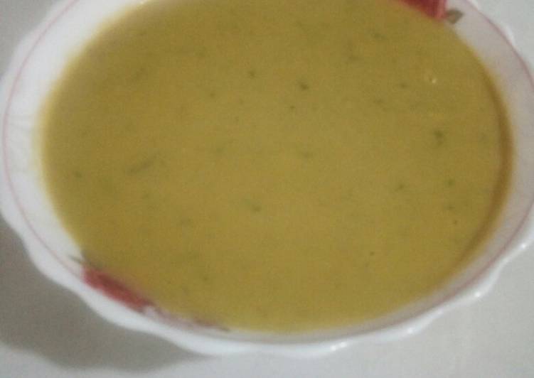 حساء الخضر بالزنجبيل الطازج والدجاج والجبن