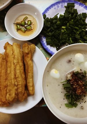 Hình của món Cháo quẩy sườn sụn.