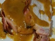 Una foto de lomo al horno con bacon