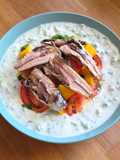 Sardinas con tzatziki, tomate y mango