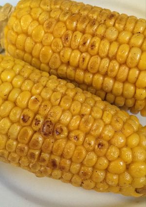 Una foto de Mazorcas de maíz con mantequilla y sal