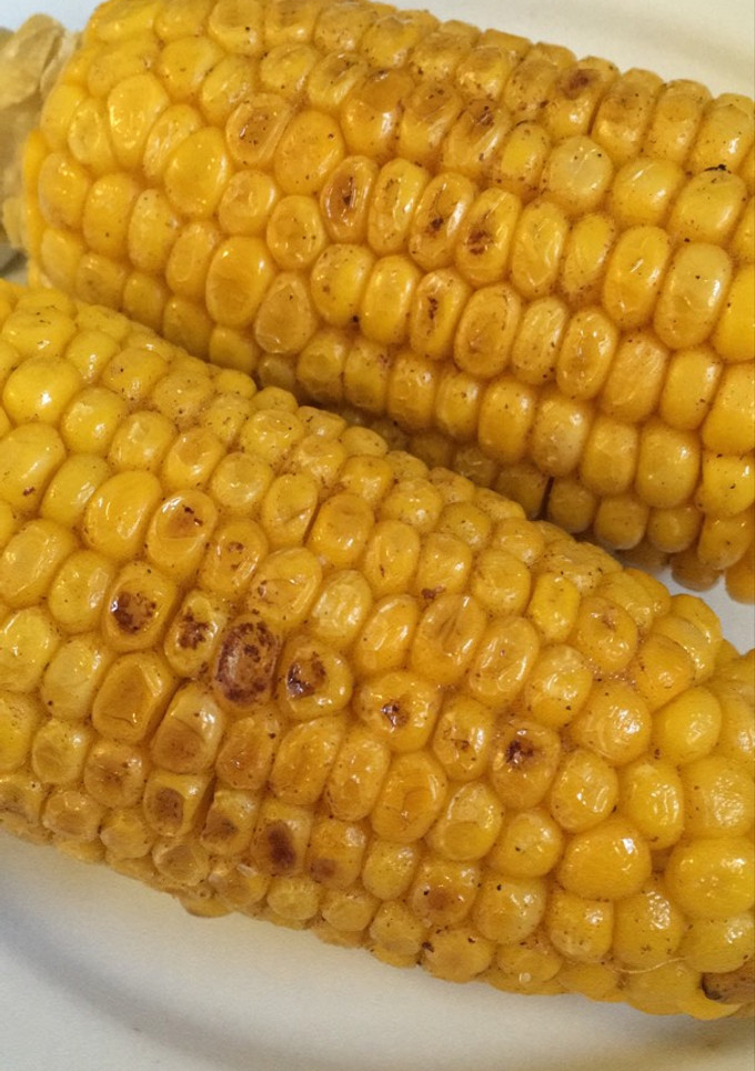 Una foto de Mazorcas de maíz con mantequilla y sal