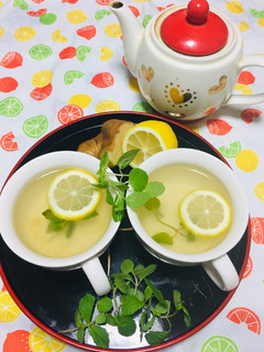 Una foto de Té de menta con limón, jengibre, miel!