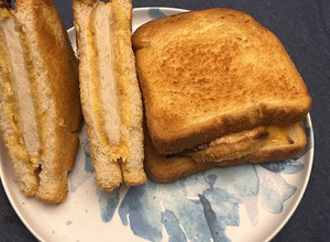 A picture of Chicken cheese grilled sandwich.
