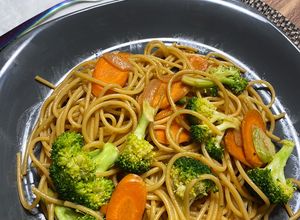 Una foto de Fideos fritos. 🥢🥡