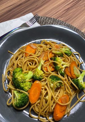 Una foto de Fideos fritos. 🥢🥡