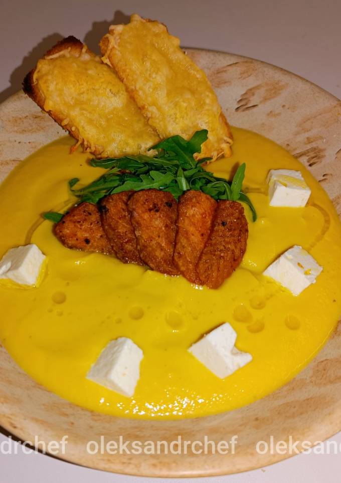 Овочевий крем-суп 🍲 з чіпсами з лосося🐟 та бринзою🧀 /Vegetable cream soup🍲 with salmon chips🐟