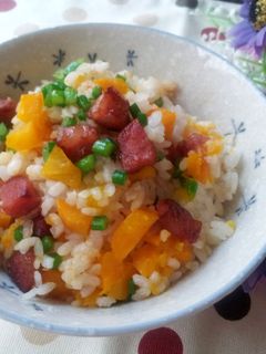 另類萬聖節料理 ~ 南瓜香腸風味飯 的食譜成品照片