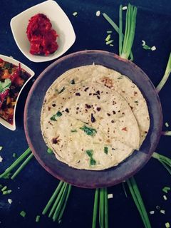 લીલી ડુંગળી ટામેટાંનું શાક(Green onion tomato sabji recipe in gujarati) રેસીપી મુખ્ય ફોટો