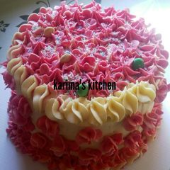 A picture of Vanilla birthday cake.