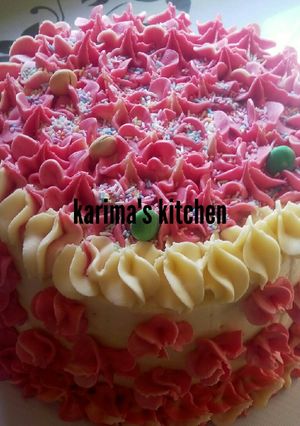 A picture of Vanilla birthday cake.