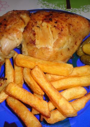 Sült csirkecomb, sült krumplival és uborkával recept fotója