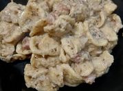 Una foto di primi con guanciale e noci