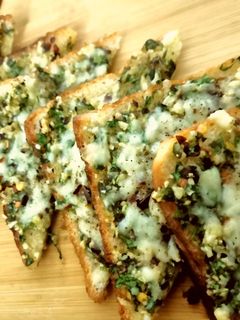 चीज़ गार्लिक टोस्ट(Cheesy garlic toast recipe in Hindi) रेसिपी मुख्य फोटो