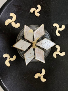કાજુ કતરી (Kaju Katri Recipe In Gujarati) રેસીપી મુખ્ય ફોટો