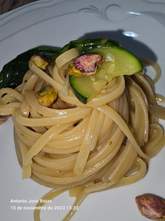 Una foto de Tallarines en salsa de pescado con crujiente de pistachos
