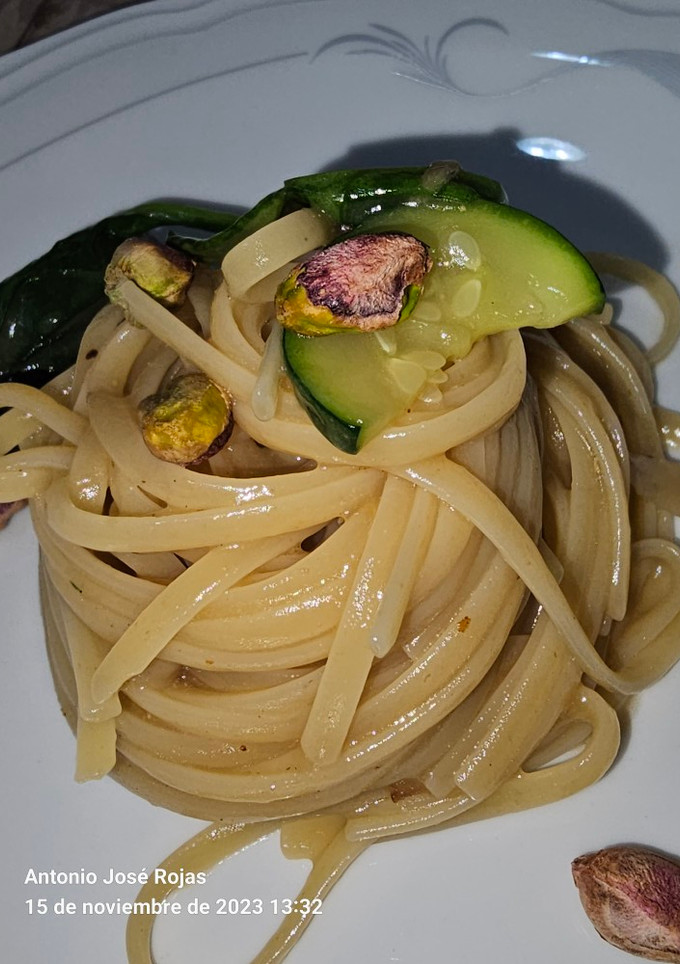 Una foto de Tallarines en salsa de pescado con crujiente de pistachos